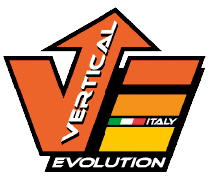 Das Bild zeigt das Logo von Vertical Evolution. Ein großes V mit einem Pfeil im rechten Teil des V nach oben. Ein oranges E mit drei horizontalen Streifen, wobei zwischen dem untersten und mittleren die italienischen Flaggen FArben und ein Italy zu sehen sind. Unter dem V und dem E ein schwarzer Balken mit dem Wort Evolution.