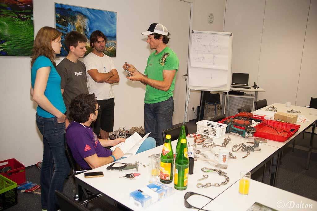Das Bild zeigt eine Situation bei einem der Einbohr Kurse von bolting.eu. Kursleiter Gerhard Schaar erklärt den Teilnehmern in einem Seminarraum einige Materialien.