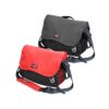 Das Bild zeigt die zwei Modelle der Bouldertasche Bee Bag von i´bbz. Der schwarze und rote Messenger Bag stehen leicht schräg übereinander. Man sieht die beiden Modelle so übersichtlich zum Vergleich.