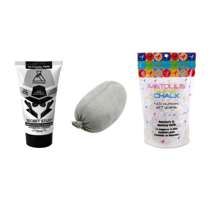 Das Bild zeigt drei Chalk Klettern produkte nebeneinander in einem weißem Quadrat. Eine Liquid Chalk Tube, einen Chalk BAll und einen Beutel loses Chalk.