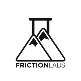 Das Bild zeigt das Logo von Frictionlabs. Zwei Chalk Pyramiden die auch einem Reagenzglas ähnlich sehen sollen. Darunter der Schriftzug 