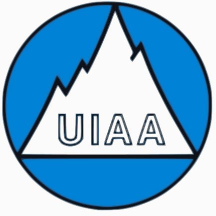 Das Bild zeigt das UIAA Safety Label. Einen mehrzackigen weißen Berg mit dem UIAA Schriftzug darunter in einem blauen Kreis.