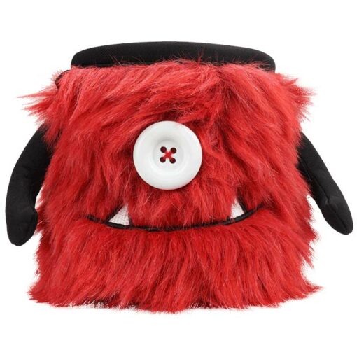 Das Bild zeigt das Chalkbag Monster Bruno von vorne. Der rote, lustige Magnesiumbeutel haut einen Knopf als Auge und einen Mund mit zwei spitzen Zähnen sowie zwei seitlichen Armen.
