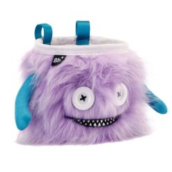 Das Bild zeigt das Chalkbag Monster Lilly von vorne. Der violette, lustige Magnesiumbeutel hat zwei Knöpfe als Augen und einen Mund mit vielen kleinen Zähnen sowie zwei seitliche Arme.