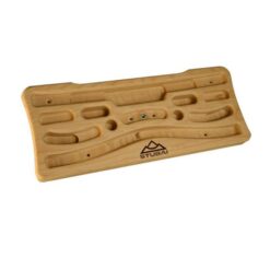 Das Bild zeigt ein Kraxlboard Classic. Der Trainingsbalken für Kletterer aus Holz ist in Bildmitte zu sehen. Man erkennt die vier Griffreihen mit Leisten und Löchern ganz wunderbar.