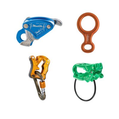 Vier unterschiedliche Sicherungsgeräte zum Klettern. Ein blaues Matik ,ein oranger Abseilachter, ein grünes Be Up und ein oranges Click-up.