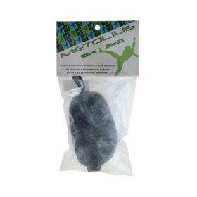 Das Bild zeigt einen verpackten Metolius Eco Ball. Der alternative Chalkball befindet sich in einer milchigen Kunststoffhülle und ist mit einem buntem Karton versehen.