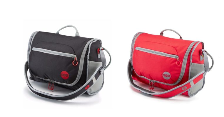Das Bild zeigt zwei der Moon Bouldering Bags. Die schwarze und rote Bouldertasche stehen nebeneinander. MAn erkennt ihre Features und die Außentasche sowie Schulterriemen.