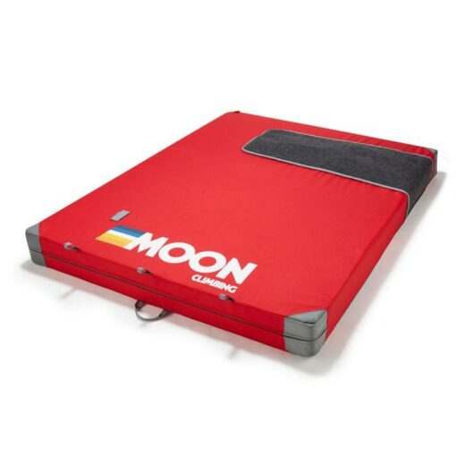 Das Bild zeigt das Moon Saturn Crashpad ausgebreitet in roter Farbe auf einem weißem Quadrat. Man erkennt alle Details, das logo und die verstärkten Ecken.