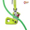 Geöffneter Edelrid Ohm 2 Vorschaltwiderstand mit grünem Seil eingelegt.