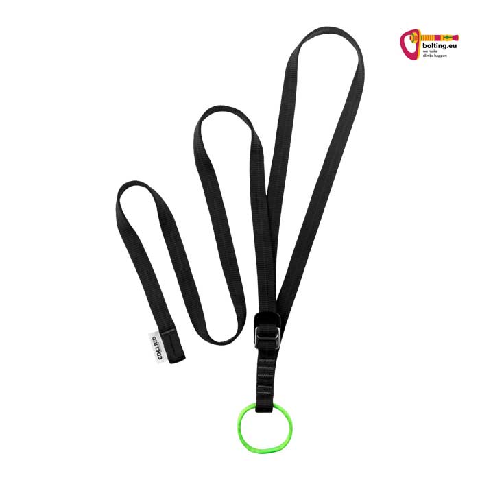 Schwarze Edelrid verstellbare Standplatzschlinge mit grünem Zentralring auf weißem Hintergrund.