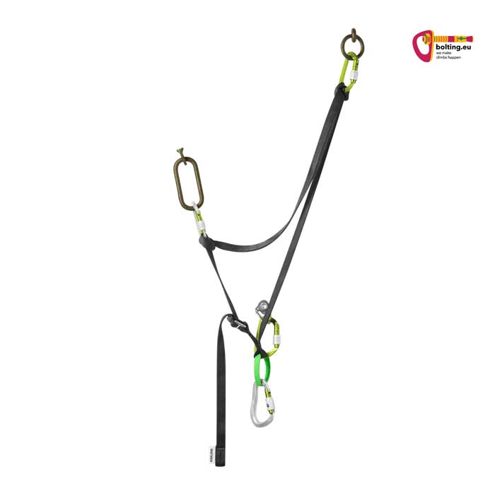Schwarze Edelrid verstellbare Standplatzschlinge mit grünem Zentralring in Ausgleichsverankerung.