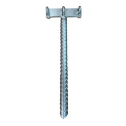 Das Bild zeigt einen silbernen Klettersteig Endanker Edelstahl. Der T-förmige Anker steht aufrecht in Bildmitte. Man erkennt den Bewehrungsstahl sowie die drei Klemmen am Kopf für das Stahlseil.