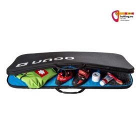 Klettersachen in einem aufgezippten Ocun Sitcase Crashpad.