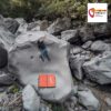 Rote Ocun Sundance Bouldermatte unter einem Boulder mit Kletterer.