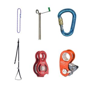 Das Bild zeigt eine Auswahl an Ausrüstungsgegenständen für die Spaltenbergung. Zu sehen ist von links oben im Uhrzeigersinn: eine Prusikschlinge, eine Eisschraube, ein Schraubkarabiner, eine Seilklemme, eine Seilrolle und eine Trittschlinge.