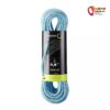 Ein blaues Edelrid Boa Kletterseil im Strang mit Verpackung auf weißem Hintergrund.
