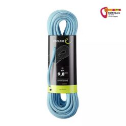 Ein blaues Edelrid Boa Kletterseil im Strang mit Verpackung auf weißem Hintergrund.