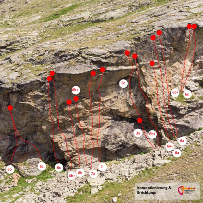 Das Bild zeigt einen Topo Ausschnitt des bolting.eu Referenzprojekt Wiesbadener Hütte. Es ist eine braune Felswand in einem Hang zu sehen, wo mit roten Grafiken die Routen markiert sind.