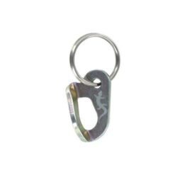 Das Bild zeigt einen goldenen Schlüsselanhänger Bohrhakenlasche auf einem weißem Quadrat. Man siegt die Mini Bohrhakenlasche und den fixierten Schlüssel Ring.