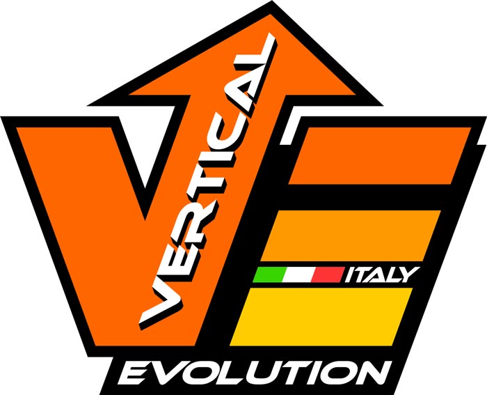 Das Bild zeigt das Logo von Vertical Evolution. Ein orange gehaltenes V und E mit schwarzem Rand sowie dem ITALY Schriftzug bzw. Flaggen Farben.