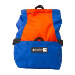 Das Bild zeigt das Metolius Chalk n´Roll Boulder Chalkbag in blau-orange. Man erkennt die Front Tasche, die Bürsten Halterungen, den Top Verschluss sowie das Metolius Logo.