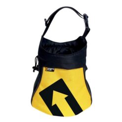 Das Bild zeigt das gelb-schwarze Singing Rock Boulder Bag. Man erkennt die Form des Chalk Bags, den Trageriemen und das Logo.