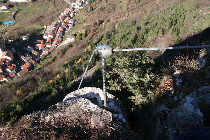 Das Bild zeigt eine eingeklebte Geländerstange mit Plastik Schock Absorber auf einem Klettersteig.