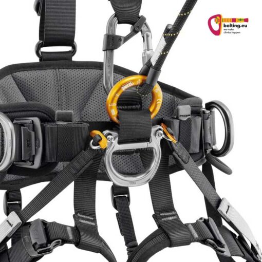 Detail eines Petzl Industrieklettergurtes mit bauchseitiger Anseilöse und orangem O Ring.