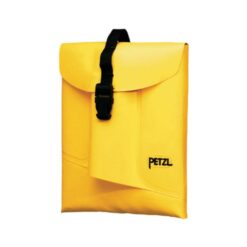 Das Bild zeigt einen gelben Petzl Boltbag. Die Werkzeugtasche liegt in Bildmitte eines weißen Quadrates, man erkennt den Klipp VErschluss außen und das Petzl Logo.