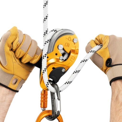 Das Bild zeigt zwei Hände mit Arbeitshandschuhen, ein gelbes Abseilgerät und ein weißes Seil.