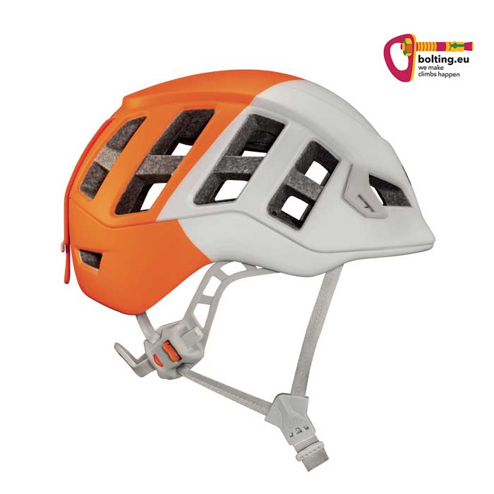 Orange weißer Petzl Meteor Kletterhelm von der Seite mit Kopfband und Kinnriemen.