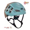 Grau türkiser Petzl Meteor Kletterhelm von der Seite mit Kopfband und Kinnriemen.