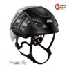 Grau schwarzer Petzl Meteor Kletterhelm von der Seite mit Kopfband und Kinnriemen.