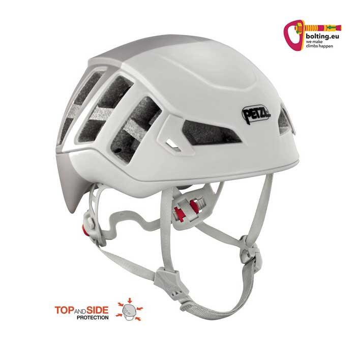 Grau weißer Petzl Meteor Kletterhelm von der Seite mit Kopfband und Kinnriemen.