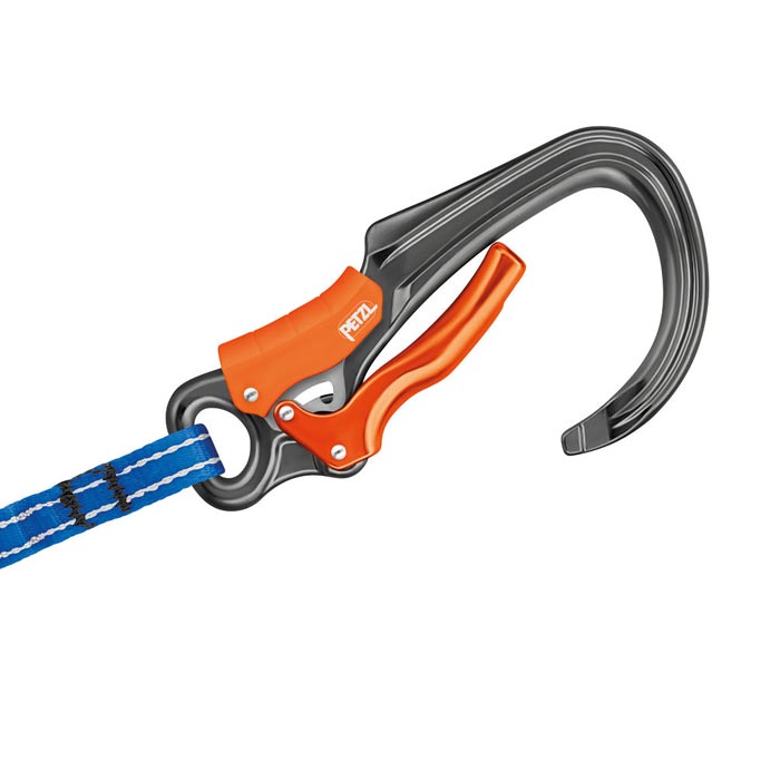 Das Bild zeigt einen grau-orangen Karabiner eines Klettersteigset auf einem elastischen Arm.