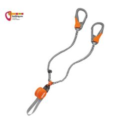 Ein Petzl Scorpio Eashook SW Klettersteigset schräg vor weißem Hintergrund.