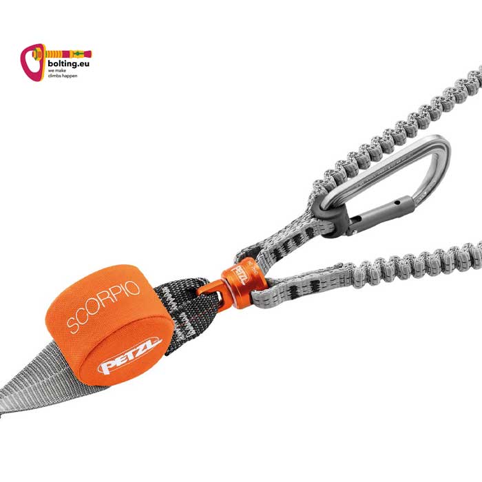 Detail eines Petzl Scorpio Eashook SW Klettersteigset mit orangem Bandfalldämpfer und Rastschlinge mit silbernen Karabiner.