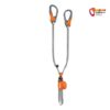 Ein Petzl Scorpio Eashook SW Klettersteigset vertikal aufgelegt vor weißem Hintergrund.