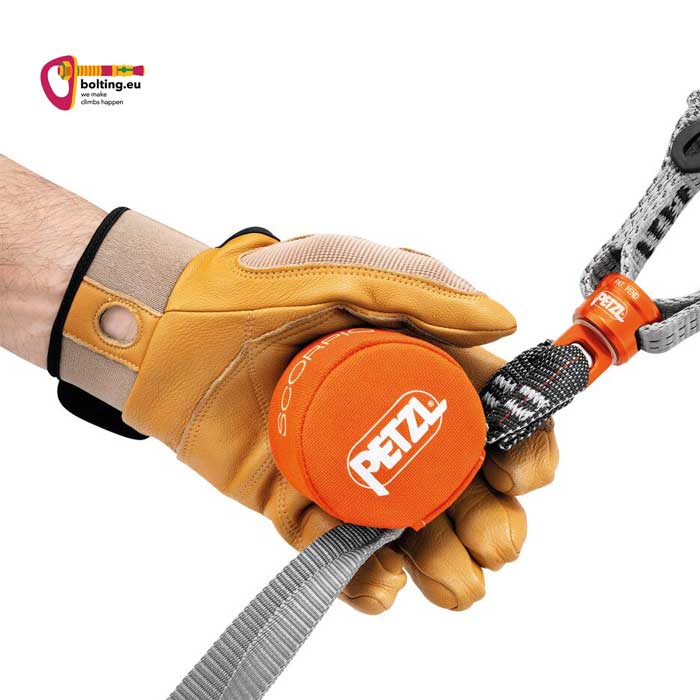 Hand mit Kletterhandschuhen hält einen orangen Petzl Bandfalldämpfer mit Swivel ein.