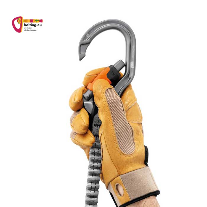 Hand mit Kletterhandschuhen hält einen Eashook Klettersteigkarabiner ein.