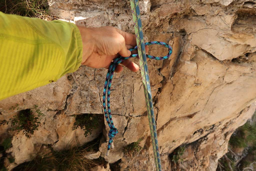 Das Bild zeigt einen Kurzprusik in der Hand eines Kletterers vor der Anbringung beim Abseilen.