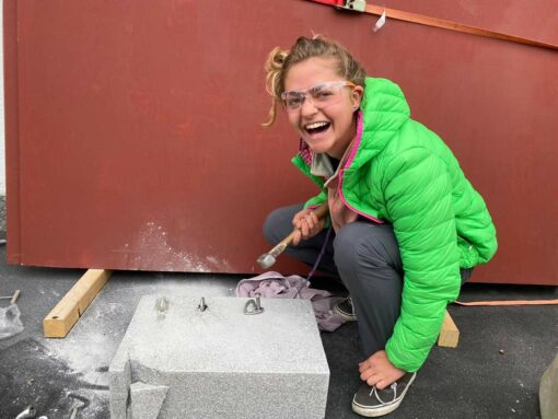 Frau mit grüner JAcke lacht bei HAkensetzer Kurs von bolting.eu in die Kanmera.