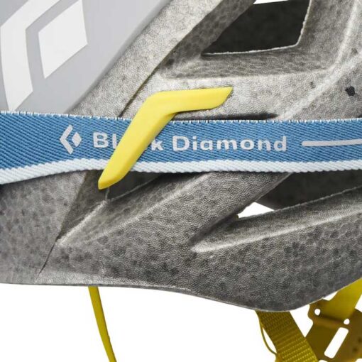 Seitliche Detailaufnahme eines grauen Vapor Kletterhelmes von Black Diamond mit Stiurnlampenhalterung.