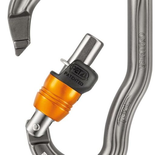 Das Bild zeigt ein Detail des antrazitfärbigen Petzl Vertigo Wire Lock Klettersteigkarabiner. Den Schnappverschluss mit orangem Verschlussriegel in geöffneter Stellung.