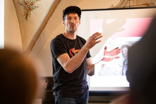 Das Bild zeigt den bolting.eu Inhaber Gerhard Schaar als Vortragenden bei einem Einbohr Workshop für Petzl Deutschland.