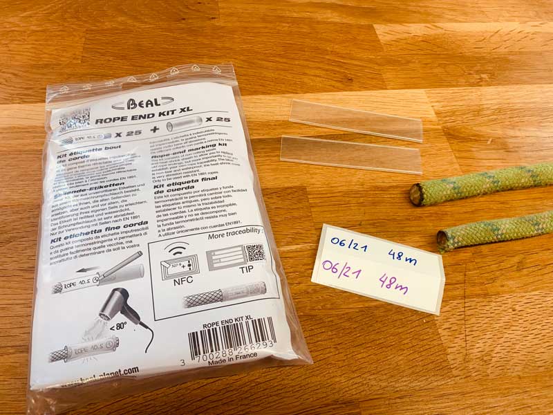 Das Bild zeigt zwei grüne Seilenden sowie einen Seilmarkierung Kit von BEal mit Label und Plastikhülle.