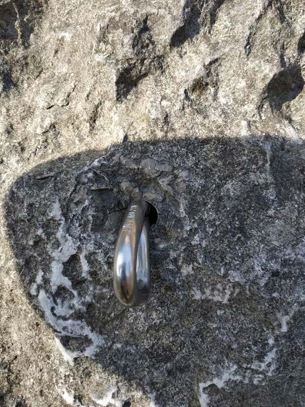 DAs Bild zeigt einen Klebehaken im grauen Fels, bei welchem aber kein Kleber um den Haken zu sehen ist.
