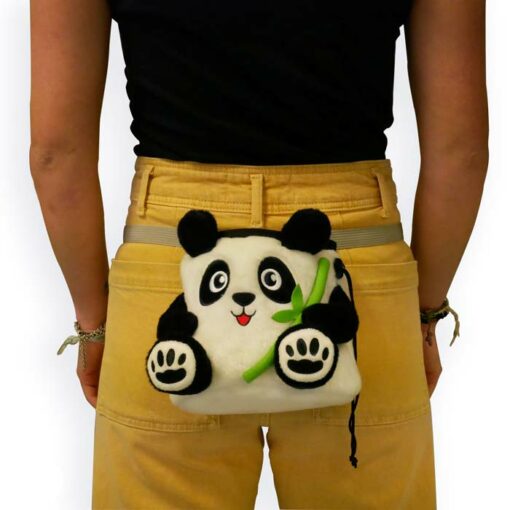 Das Bild zeigt ein Tier Chalkbag in der Form eines Panda an einer Hüfte einer Klettererin.