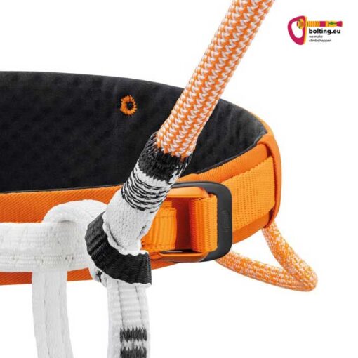 Petzl Connect Adjust Selbstsicherungsschlinge in einem orangen Klettergurt montiert.